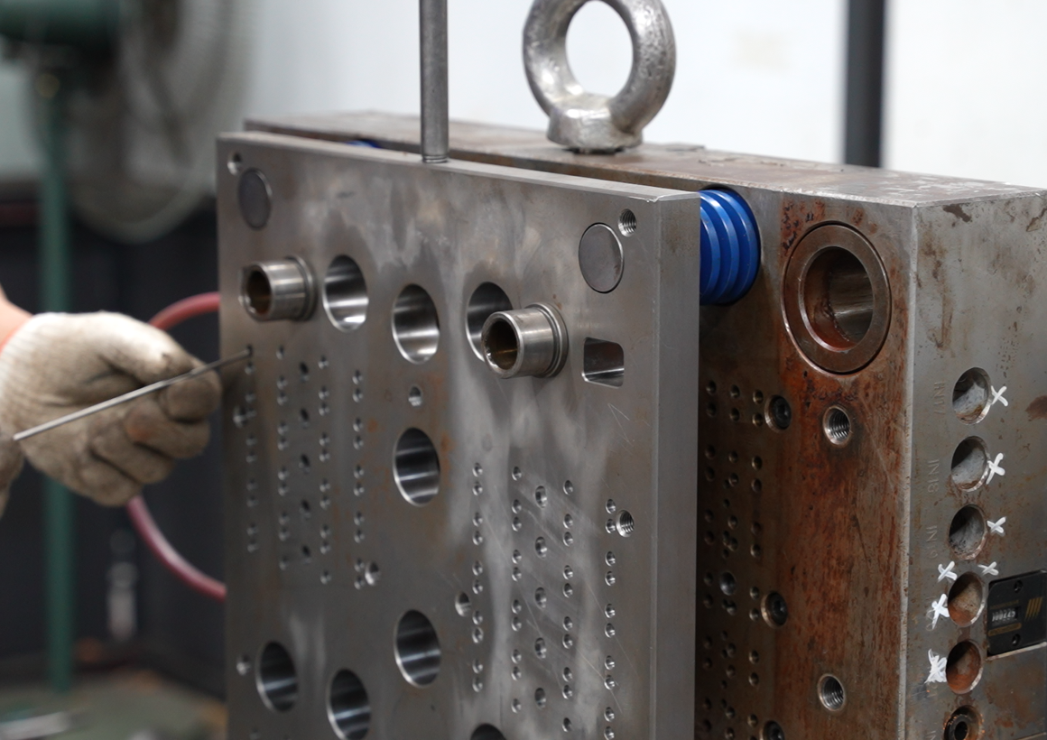 注塑模具首選鴻仁威爾