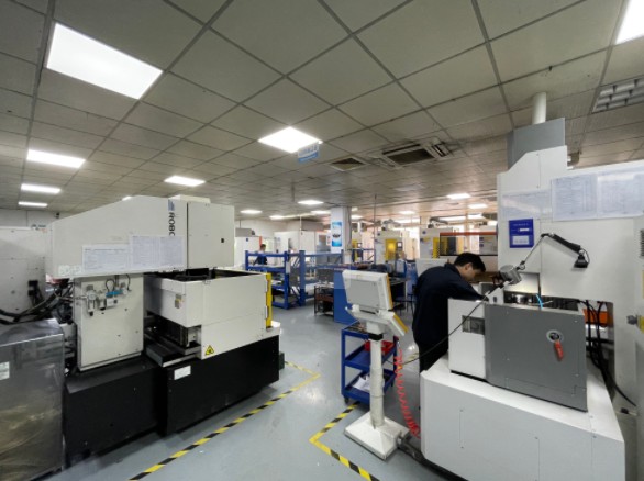 注塑模具首選鴻仁威爾