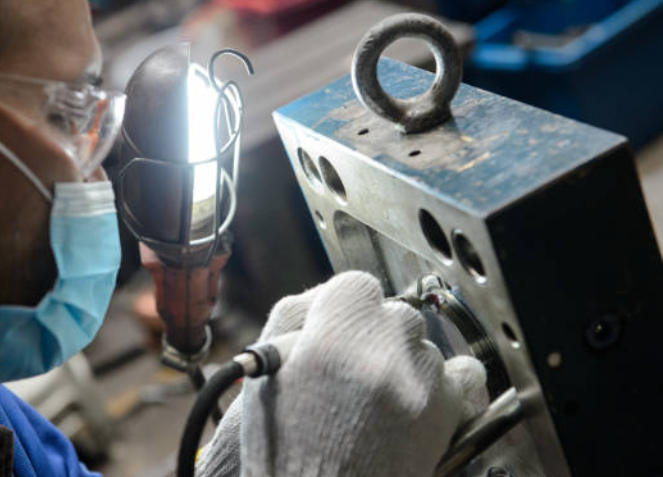 注塑模具首選鴻仁威爾