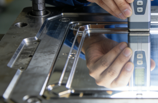 注塑模具首選鴻仁威爾